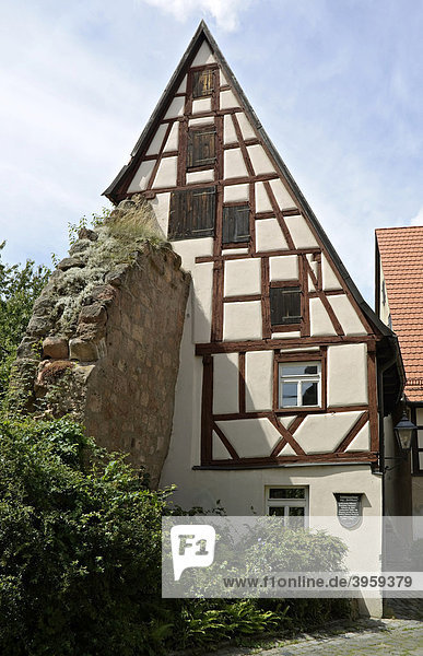 An die Stadtmauer gebautes Haus in Spalt  Franken  Bayern  Deutschland  Europa
