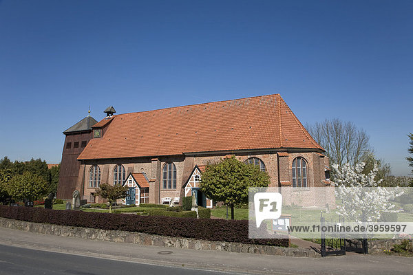 St Bartholomäus Kirche in Mittelnkirchen  Altes Land  Niederelbe  Niedersachsen  Norddeutschland  Deutschland  Europa