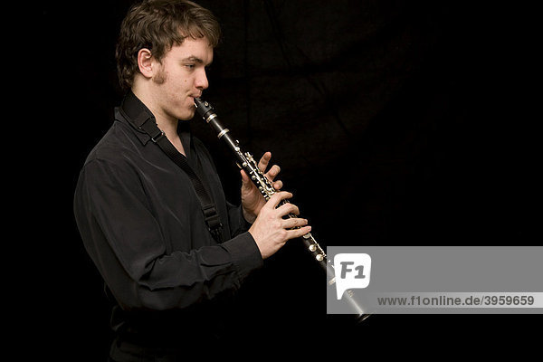 Junger Musiker spielt Klarinette