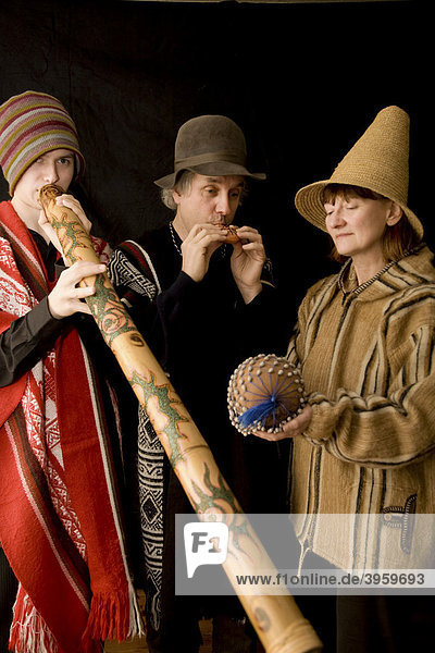 Familienkonzert mit den Instrumenten Didgeridoo  Okarina und einem Rhythmusinstrument