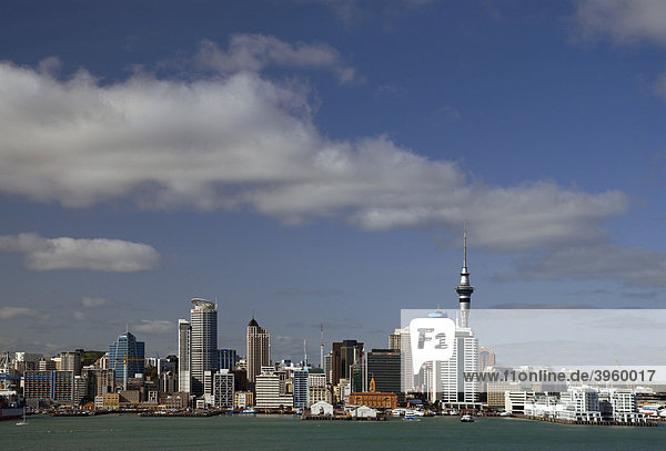 Blauer Himmel und Wolken über der Skyline von Auckland  Neuseeland
