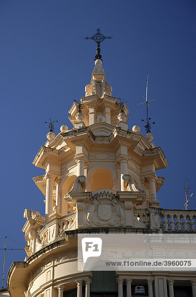Außergewöhnliches Dachornament eines Gebäudes am Plaza Tendillas im Stadtzentrum von Cordoba  Andalusien  Spanien  Europa