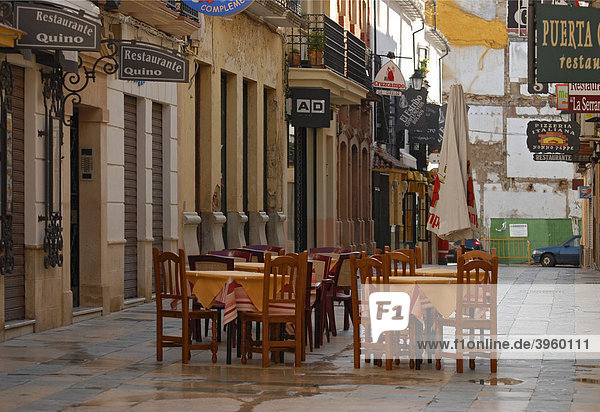 Gasse mit Tischen und Stühlen am frühen Morgen  Ronda  Andalusien  Spanien  Europa