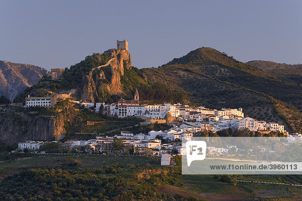 Das Pueblo Blanco oder Weiße Dorf Zahara de la Sierra mit seiner Burg im sanften Abendlicht  Andalusien  Spanien  Europa