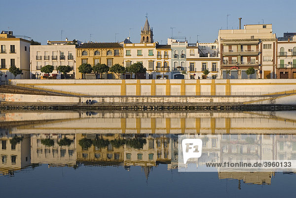 Häuser in Triana spiegeln sich im ruhigen Wasser des Flusses Guadalquivir  Sevilla  Spanien  Europa