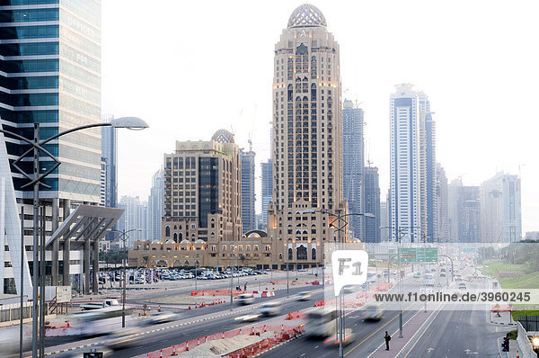 Hochhäuser und Straße mit Autos und Bewegungsunschärfe  Dubai  Vereinigte Arabische Emirate