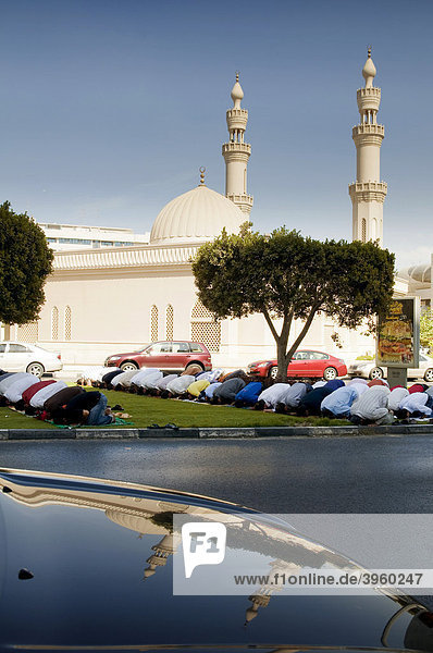 Männer vor einer Moschee beim Sonntagsgebet  Dubai  Vereinigte Arabische Emirate