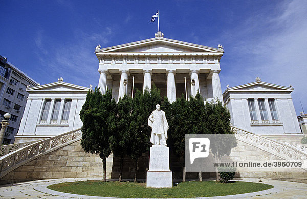 Nationalbibliothek mit Statue von P. Vallianos  der den Bau finanziert hatte  Athen  Griechenland  Europa
