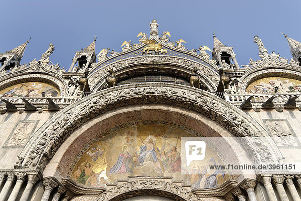 Archivolte über dem Eingang  Markusdom  Venedig  Venezia  Italien  Europa