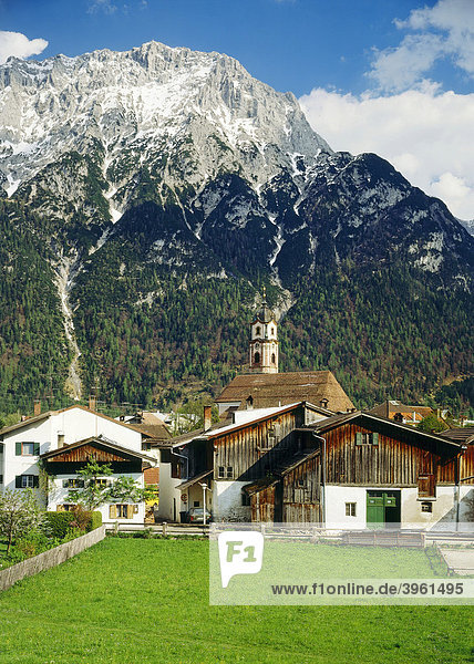 Pfarrkirche St. Peter und Paul  Mittenwald vor dem Karwendel  Oberbayern  Bayern  Deutschland  Europa