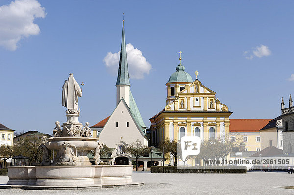 Marienbrunnen und Heilige Kapelle mit der Jesuitenkirche St. Magdalena  Kapellplatz Altötting  Oberbayern  Bayern  Deutschland  Europa