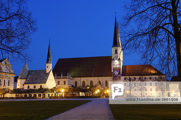 Heilige Kapelle und Stiftskirche St. Philipp und Jakob  Altötting  Oberbayern  Bayern  Deutschland  Europa