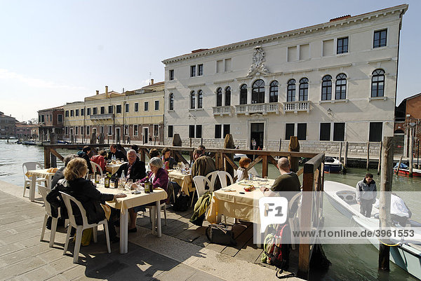 Restaurant mit Terrasse am Canale di San Donato  Insel Isola Murano  bei Venedig  Venezia  Italien  Europa