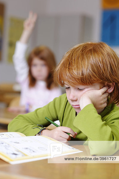 Kinder in der Grundschule  Klassenzimmer Junge  nachdenklich  traurig  frustiert  Jungen sind Bildungsverlierer  Versager  Chancengleichheit