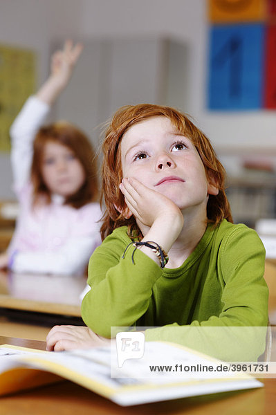 Kinder in der Grundschule  Klassenzimmer Junge  nachdenklich  rätselnd  traurig  frustiert  Jungen sind Bildungsverlierer  Versager  Chancengleichheit