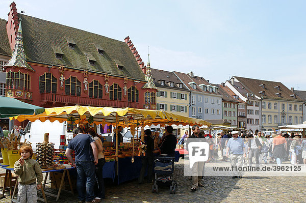 Markt  Markttag am Münster mit dem historischen Kaufhaus  Freiburg im Breisgau  Schwarzwald  Baden-Württemberg  Deutschland  Europa