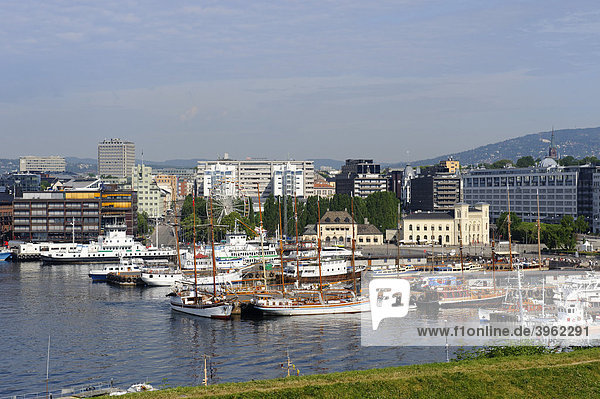 Von der Akershus Festung auf den Yachthafen und das Gebäude der Nobelstiftung  Oslo  Norwegen  Skandinavien  Europa