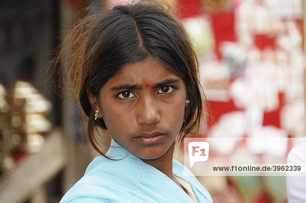 Indisches Mädchen  Pushkar Mela  größter Kamel und Viehmarkt  Pushkar  Rajasthan  Nordindien  Asien