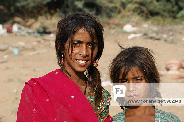 Indische Mädchen  Pushkar Mela  größter Kamel und Viehmarkt  Pushkar  Rajasthan  Nordindien  Asien