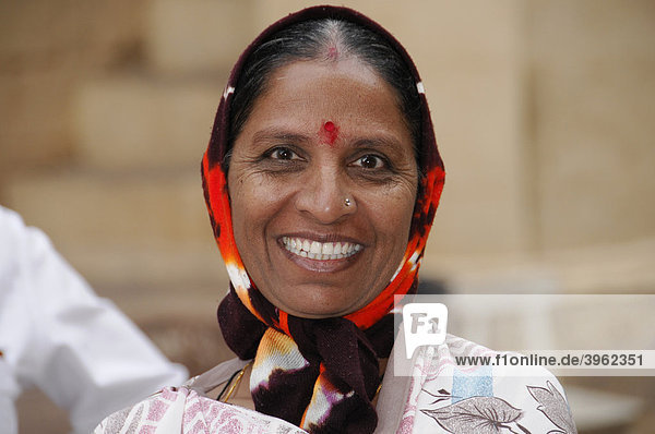 Indische Frau  Besucherin des Mehrangarh Fort  Jodhpur  Rajasthan  Nordindien  Asien