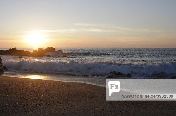 Sonnenuntergang  am Strand von Villa Cha  Nordportugal  Portugal  Europa