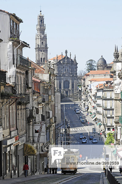 Innenstadt Porto  hinten der Torre dos ClËrigos  Porto  Nordportugal  Portugal  Europa