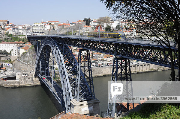 Brücke Ponte de D. Luis I.  Brücke über den Douro  Porto  Nordportugal  Portugal  Europa