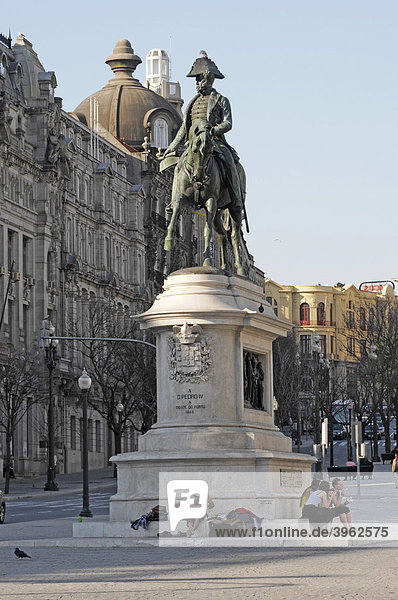 Reiterdenkmal Dom Petro IV  Praca da Liberdade  Porto  Nordportugal  Portugal  Europa