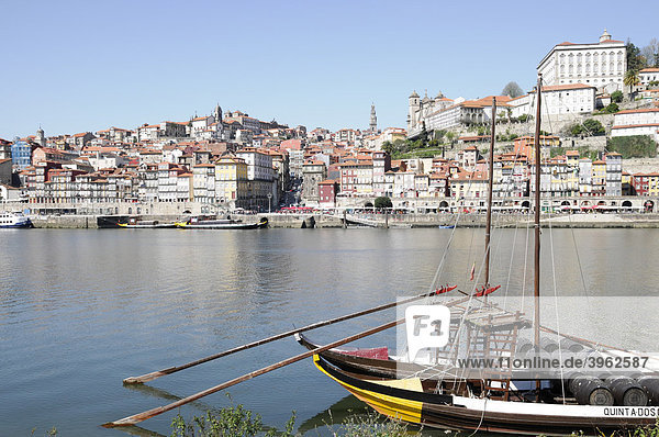 Portweinboote  Rio Douro  Vila Nova da Gaia  Nordportugal  Portugal  Europa