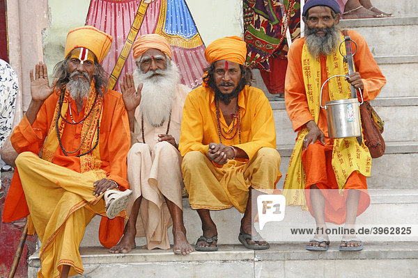 Heilige  Mönche beim Jagdish Tempel  Rajasthan  Nordindien  Asien