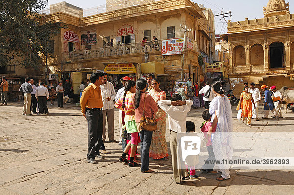 Besucher und Inder in der Altstadt von Jaisalmer  Jaisalmer  Rajasthan  Nordindien  Asien