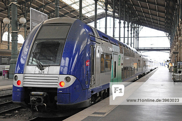 Nahverkehrszug  Gare du Nord  Bahnhof Nord  Paris  Frankreich  Europa