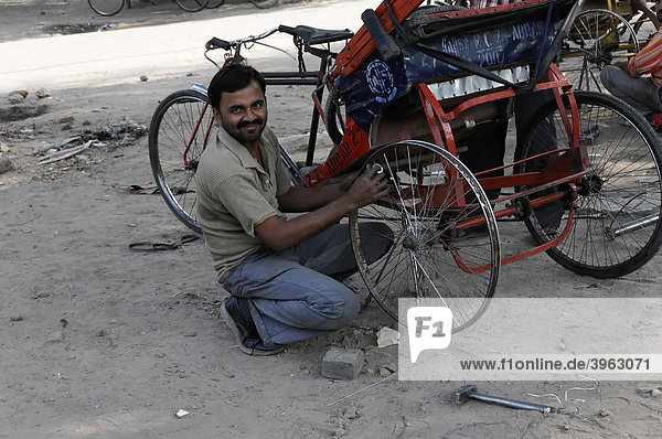 Inder repariert sein Fahrrad  Delhi  Rajasthan  Nordindien  Asien