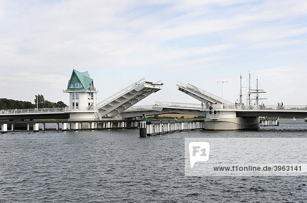 Klappbrücke über die Schlei offen  Kappeln  Schleswig-Flensburg  Schleswig-Holstein  Deutschland  Europa