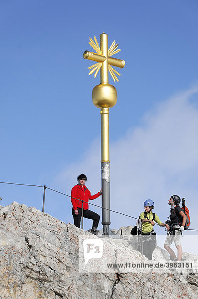 Geschafft  Besucher am Gipfelkreuz  Zugspitze  2962 m  höchster Berg Deutschlands  Bayern-Tirol  Deutschland  Europa