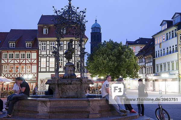 Market square with Gaenselieslbrunnen  Goose Girl Fountain  at dusk  Goettingen  Germany  Europe