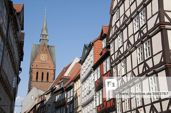 Altstadt  Fachwerkhäuser in der Kramerstraße und Turm der Marktkirche  Hannover  Niedersachsen  Deutschland