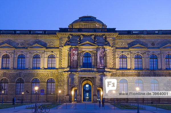 Theaterplatz  Sempergalerie bei Dämmerung  Dresden  Sachsen  Deutschland