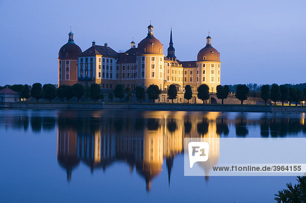 Wasserschloss Schloss Moritzburg mit Schlossteich  Dämmerung  Dresden  Sachsen  Deutschland