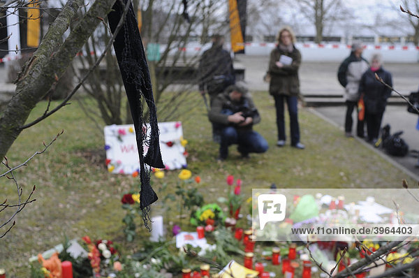 Rampage at Albertville Realschule school in Winnenden the day after flowers and candles to commemorate the victims members of the media Baden-Wuerttemberg Germany Europe