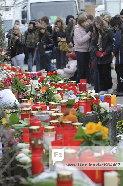 Rampage at Albertville Realschule school in Winnenden  the day after  mourners  flowers and candles to commemorate the victims  Baden-Wuerttemberg  Germany  Europe