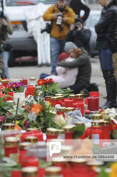 Rampage at Albertville Realschule school in Winnenden  the day after  mourners  flowers and candles to commemorate the victims  media people  Baden-Wuerttemberg  Germany  Europe