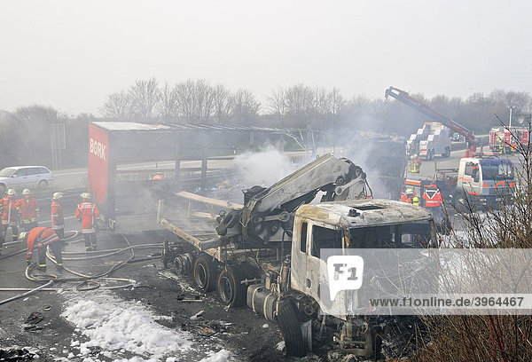 Feuerwehrleute bei Löscharbeiten an zwei LKWs nach Unfall auf der A 81 zwischen AS Zuffenhausen und Feuerbach  Korntal-Münchingen  Baden-Württemberg  Deutschland  Europa