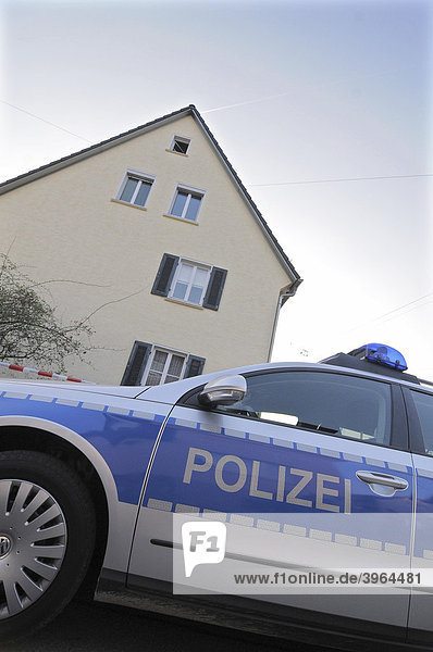 Streifenwagen vor Wohnhaus  Familiendrama  4 Tote  in Eislingen  bei Göppingen  Baden-Württemberg  Deutschland  Europa