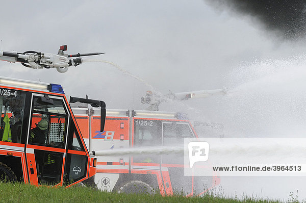 Übung der Flughafen-Feuerwehr am Flughafen Stuttgart  Baden-Württemberg  Deutschland  Europa
