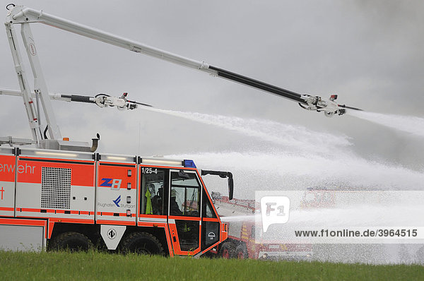 Übung der Flughafen-Feuerwehr am Flughafen Stuttgart  Baden-Württemberg  Deutschland  Europa