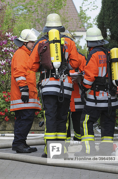 Feuerwehreinsatz aufgrund eines Zimmerbrandes  Ostfildern  Baden-Württemberg  Deutschland  Europa