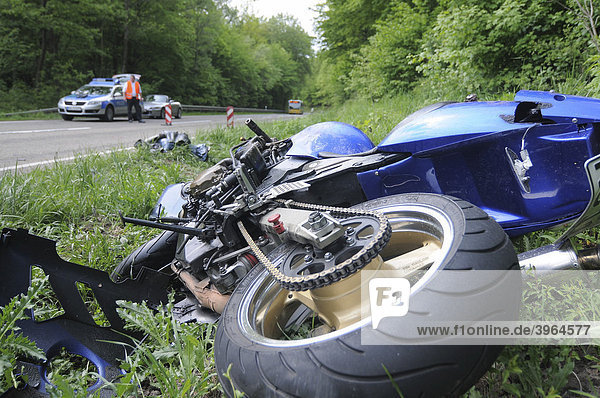 Motorrad nach schwerem Verkehrsunfall  Gerlingen  Baden-Württemberg  Deutschland  Europa
