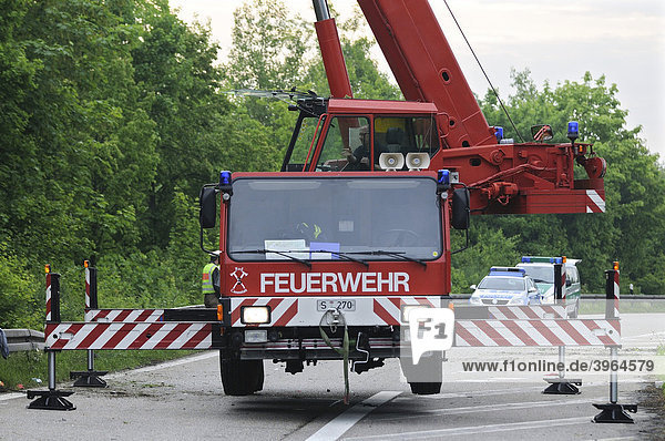 Bergung eines Unfallwagens durch einen Feuerwehr-Kranwagen  Stuttgart  Baden-Württemberg  Deutschland  Europa