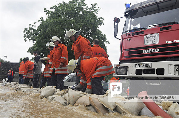 Feuerwehrleute im Einsatz nach Überschwemmung durch Starkregenfälle  Weil der Stadt  Baden-Württemberg  Deutschland  Europa